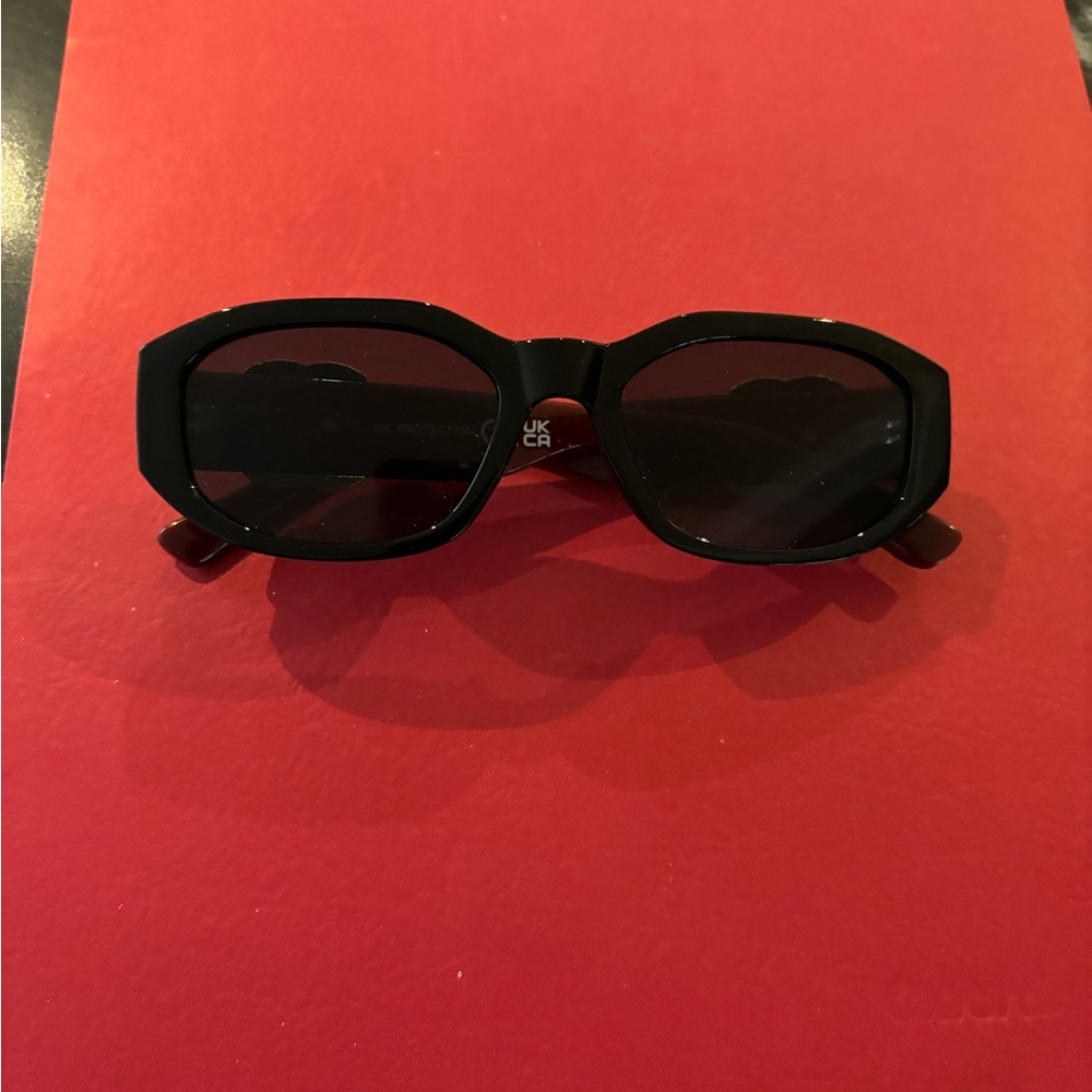 Chic bergundy  Sunglasses with black lens.